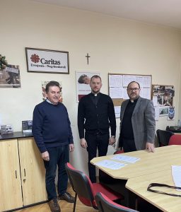 Stari i novi direktor Caritasa Zrenjanin u društvu direktora Caritasa Srbije