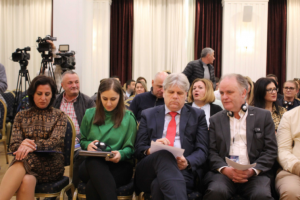 Na slici se vide direktorka Caritasa Albanije, ministarka za preduzetništvo, austrijski ambasador i generalni sekretar Caritasa Austrije
