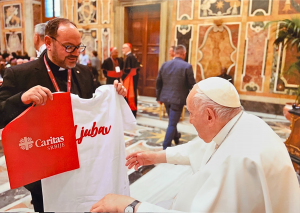 Direktor Caritasa Srbije, Otac Mihai Gherghel pruža majciju Caritasa Srbije na kojoj piše LJUBAV