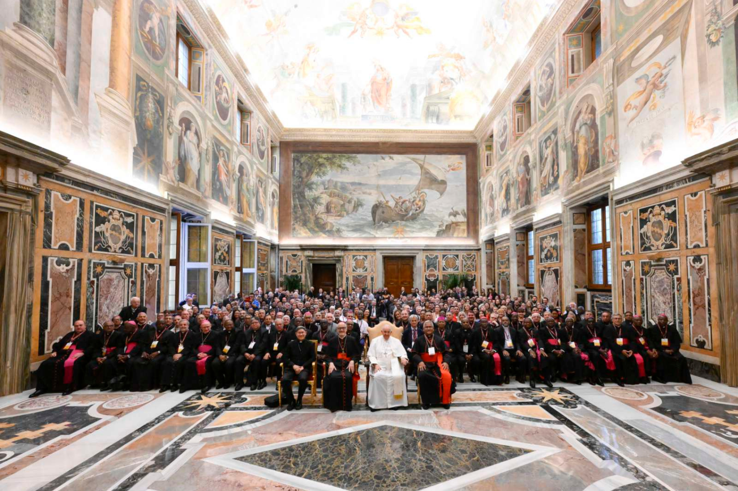 Na slici Papa Franjo i svi učesnici Generalne skupštine Caritasa Internationcialis