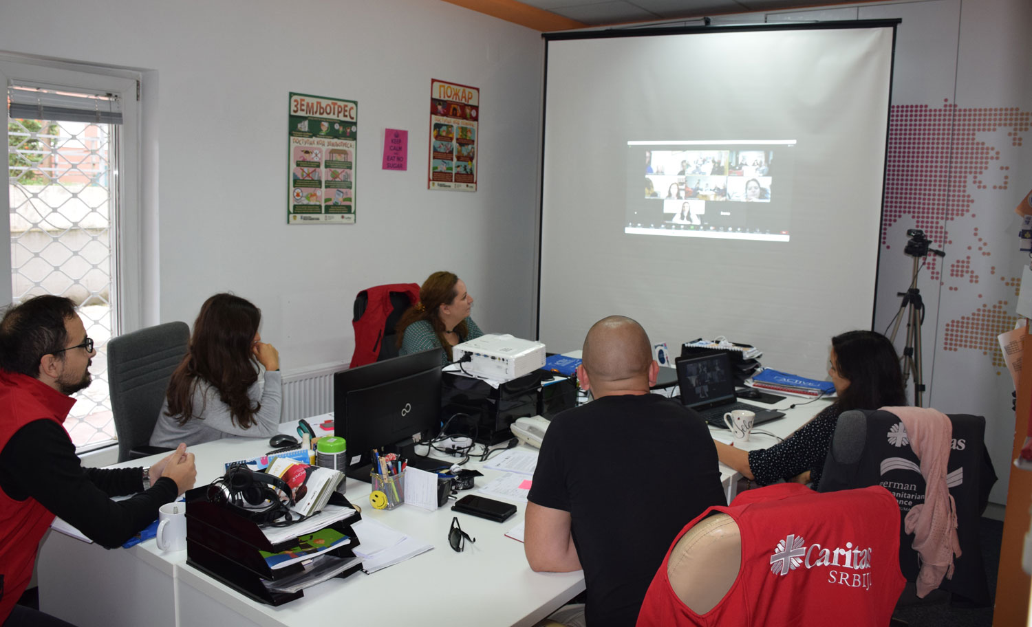 Učesnici obuke sede za stolom u kancelariji Caritasa Srbije