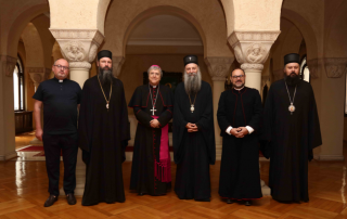 Na slici su Patrijarh Porfirije, biskup Savino i drugi crkveni velikodostojnici koji su prisustvovali sastanku