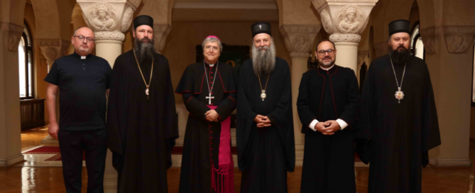 Na slici su Patrijarh Porfirije, biskup Savino i drugi crkveni velikodostojnici koji su prisustvovali sastanku