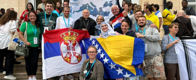 Nadbiskup Nemet sa drugim učesnicima susreta, okićeni zastavama Srbije, Bosne i Hercegovine i Hrvatske