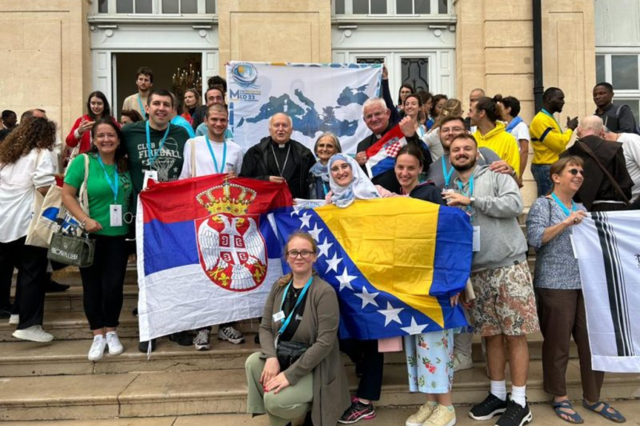 Nadbiskup Nemet sa drugim učesnicima susreta, okićeni zastavama Srbije, Bosne i Hercegovine i Hrvatske