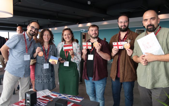 Predstavnici Caritasa Srbije sa posetiocima Open marketa