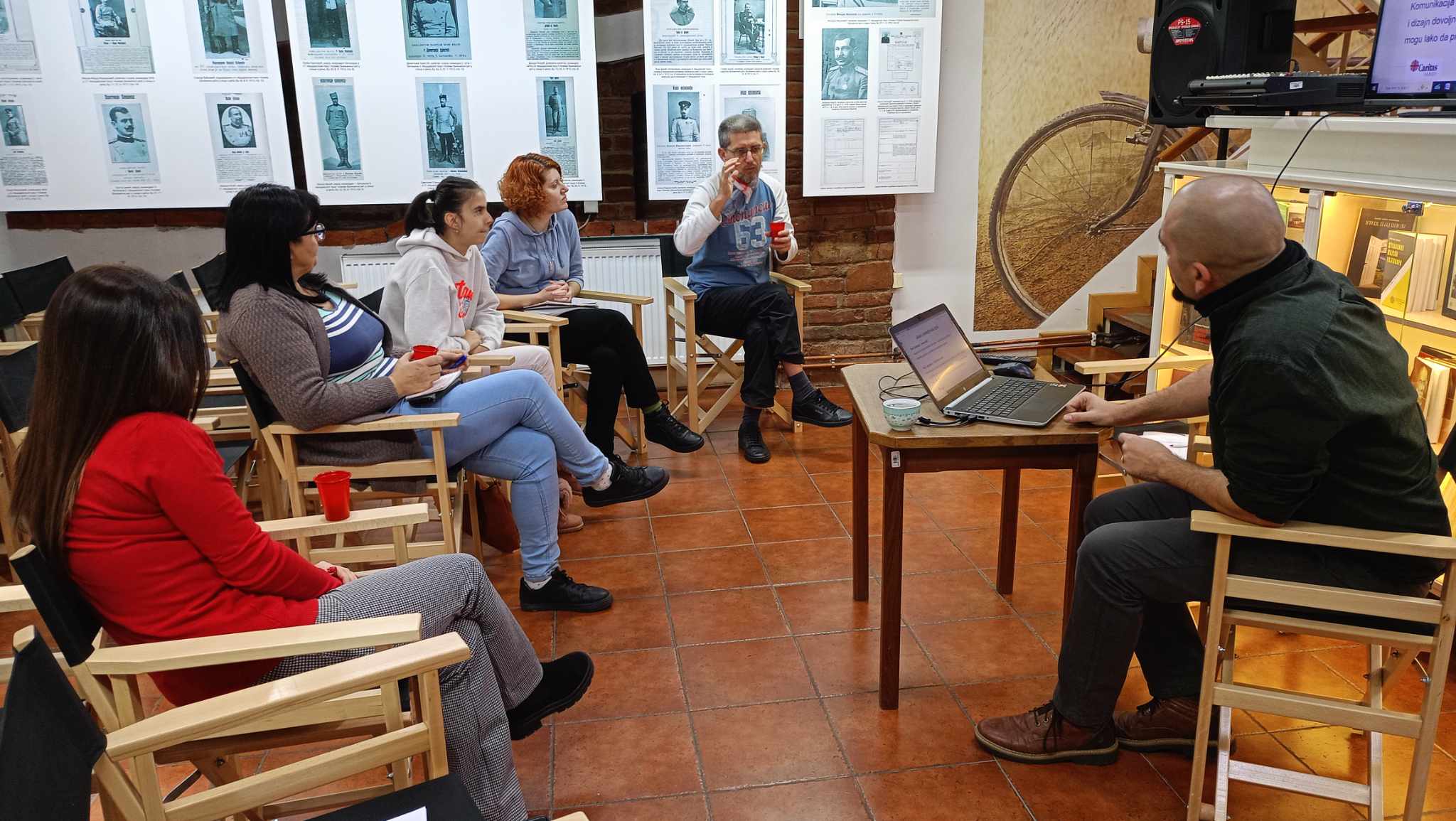 Predstavnici organizacija civilnog društva i Matične biblioteke Valjevo tokom razgovora.