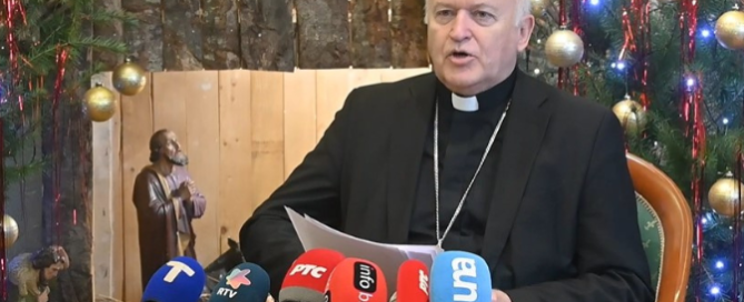 Nadbiskup Nemet čita poslanicu