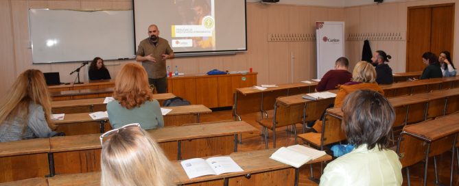 Dušan Perić drži predavanje učesnicima obuke
