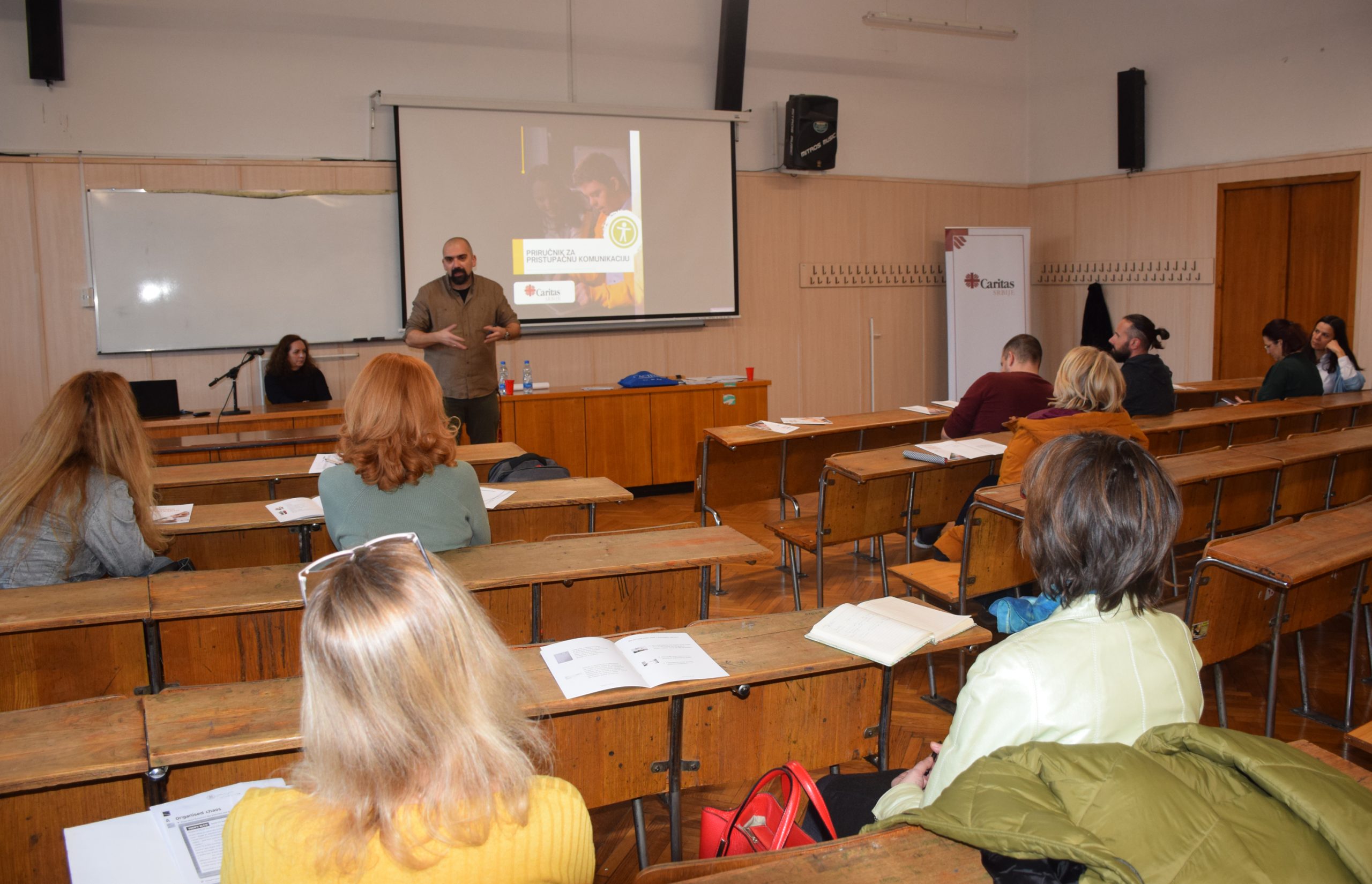 Dušan Perić drži predavanje učesnicima obuke