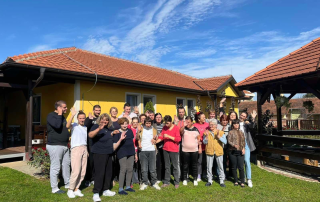 Štićenici Dnevnog boravka, sa svojim porodicama i učesnicima skupa