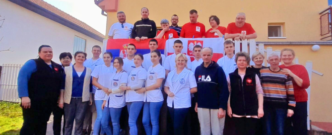 Učesnici posete sa razvijenim zastavama Poljske i Srbije