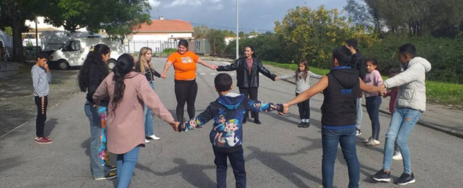 Inkluzija Roma - ljudi igraju kolo