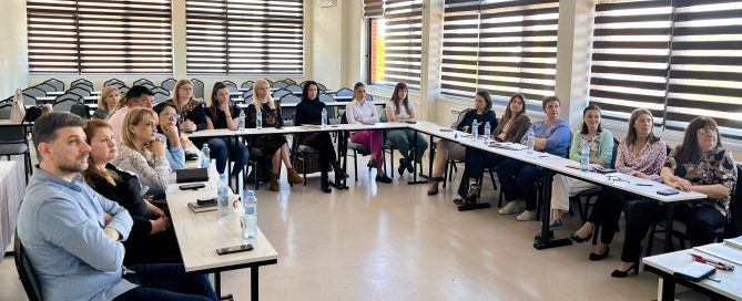 Predstavnici različitih sektora na lokalu uče o pristupačnoj komunikaciji