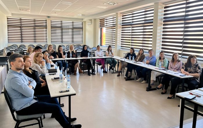 Predstavnici različitih sektora na lokalu uče o pristupačnoj komunikaciji