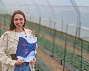 Nasmejana Branislava u svom plasteniku sa obeležjima projekta YourJob