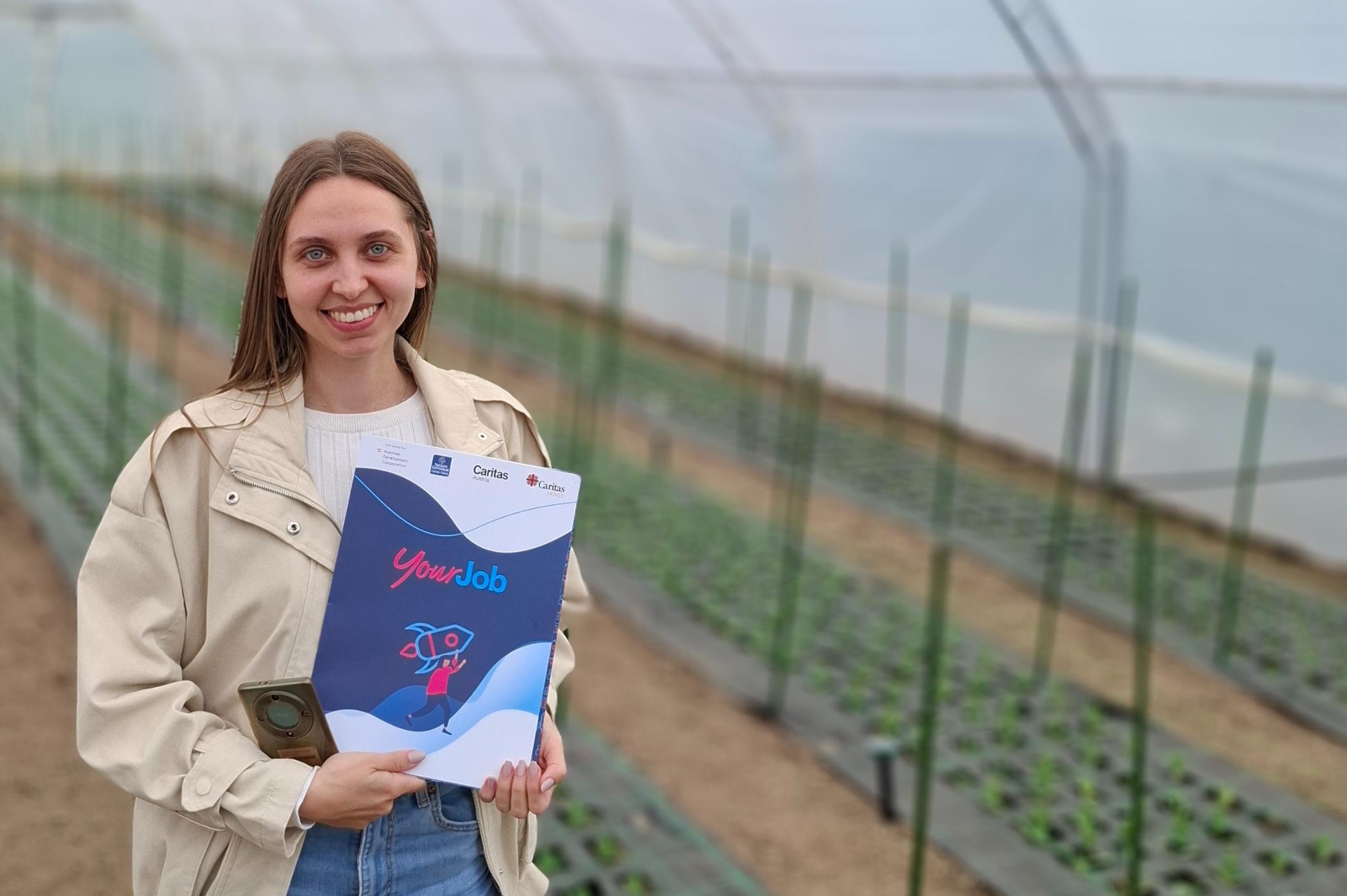 Nasmejana Branislava u svom plasteniku sa obeležjima projekta YourJob
