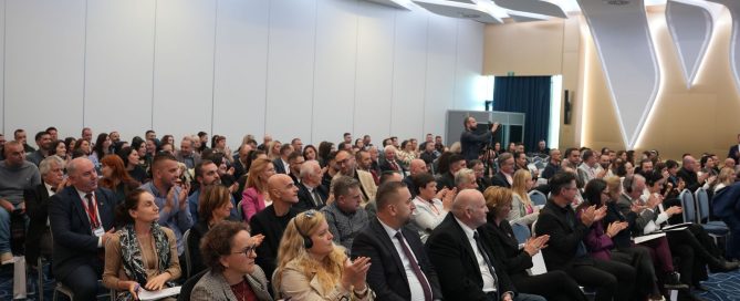 publika na konferenciji.