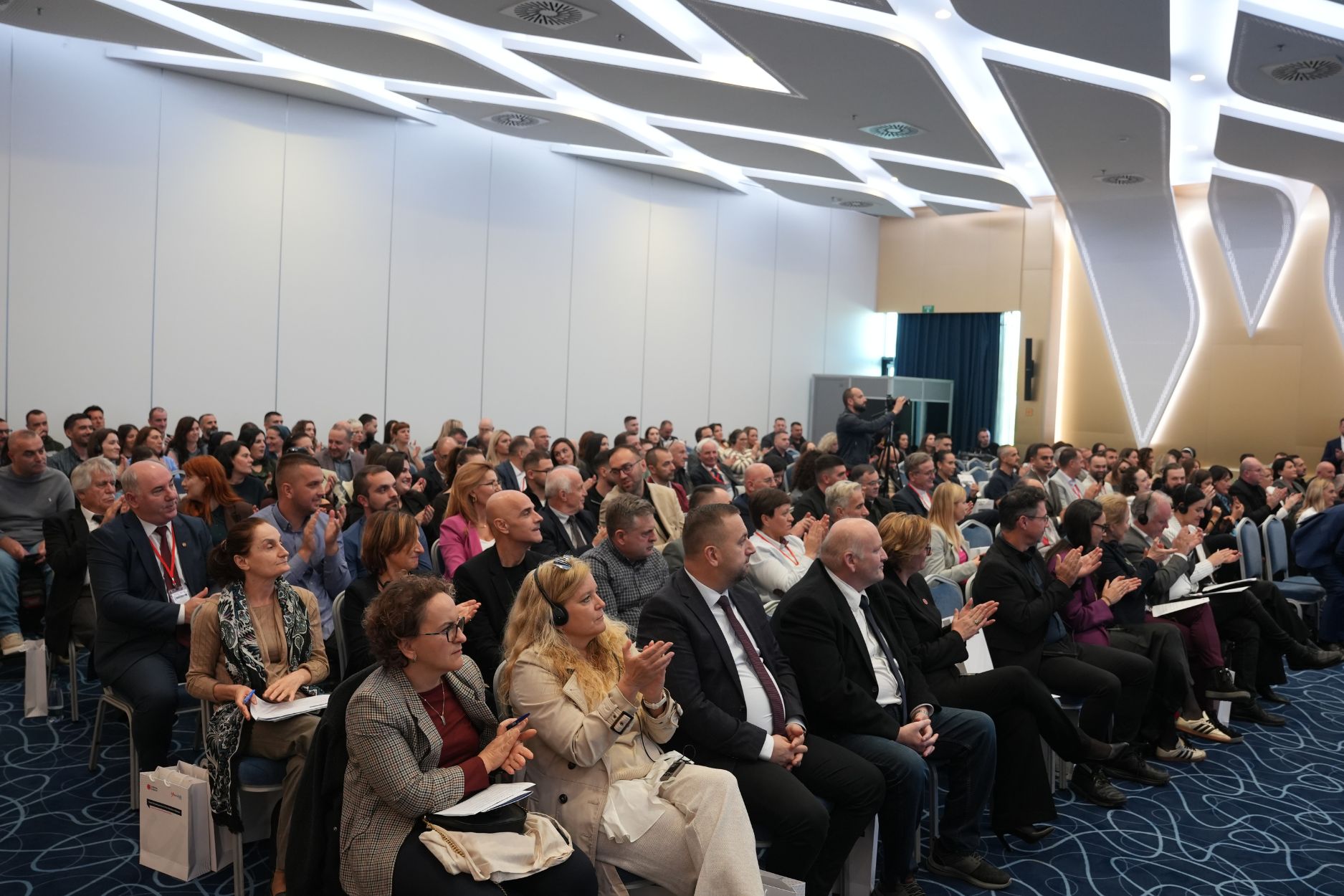 publika na konferenciji.