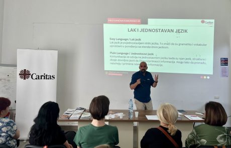Predstavnik Caritasas Srbije objašanjava principe pristupačne komunikacije