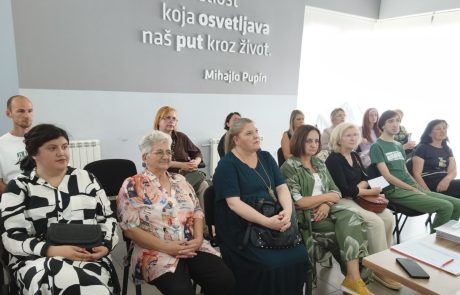 Učesnici pažljivo slušaju obuku o pristupačnoj komunikaciji koju drži predstavnik Caritasa Srbije