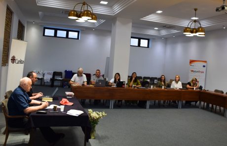 2 Delatnici Caritasa diskutuju sa Kardinalom Nemetom