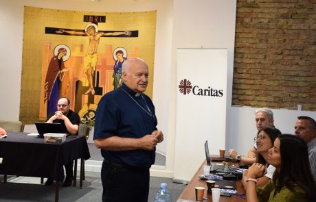 3 Delatnici Caritasa diskutuju sa Kardinalom Nemetom