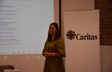 DSC_1230 Jelena Ankić ispred Caritasovog logotipa