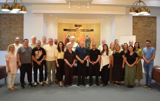 Kardinal Nemet i predstavnici Caritasa poziraju ipred Freske raspeća